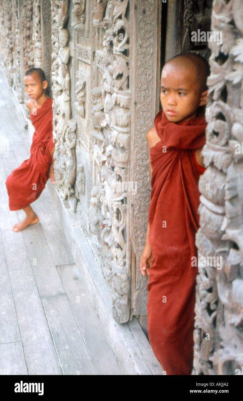 Portrait de moines novices en monastère Mandalay Myanmar Banque D'Images