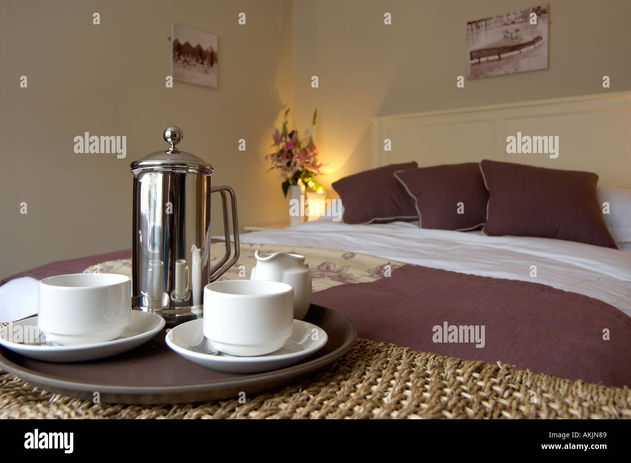 Le café du matin dans la chambre d'hôtel Banque D'Images Le café du matin dans la chambre d'hôtel Banque D'Images