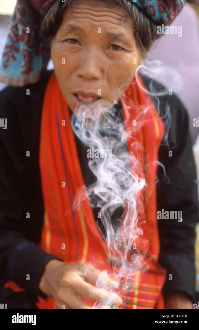 Femme fumant cigare dans les vêtements traditionnels du lac Inle au Myanmar Banque D'Images