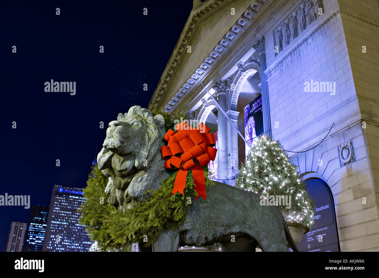 Nuit Chicago Illinois lion de bronze statue avec ruban rouge à l'extérieur de l'Institut d'art maison de lumières et de décorations Banque D'Images