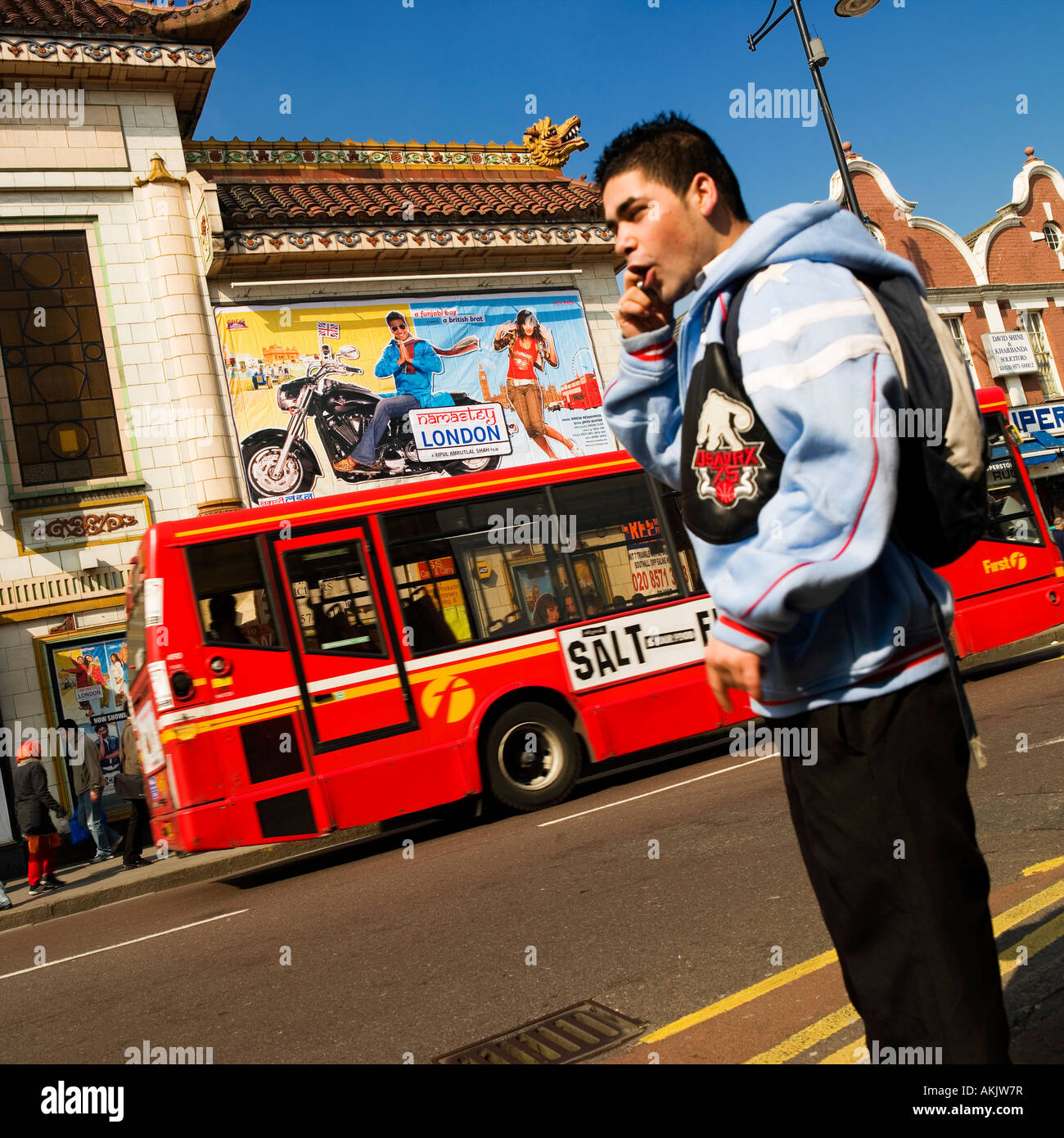 Teenage boy talking on mobile phone en face du Palais de l'Himalaya cinema West London Southall Banque D'Images