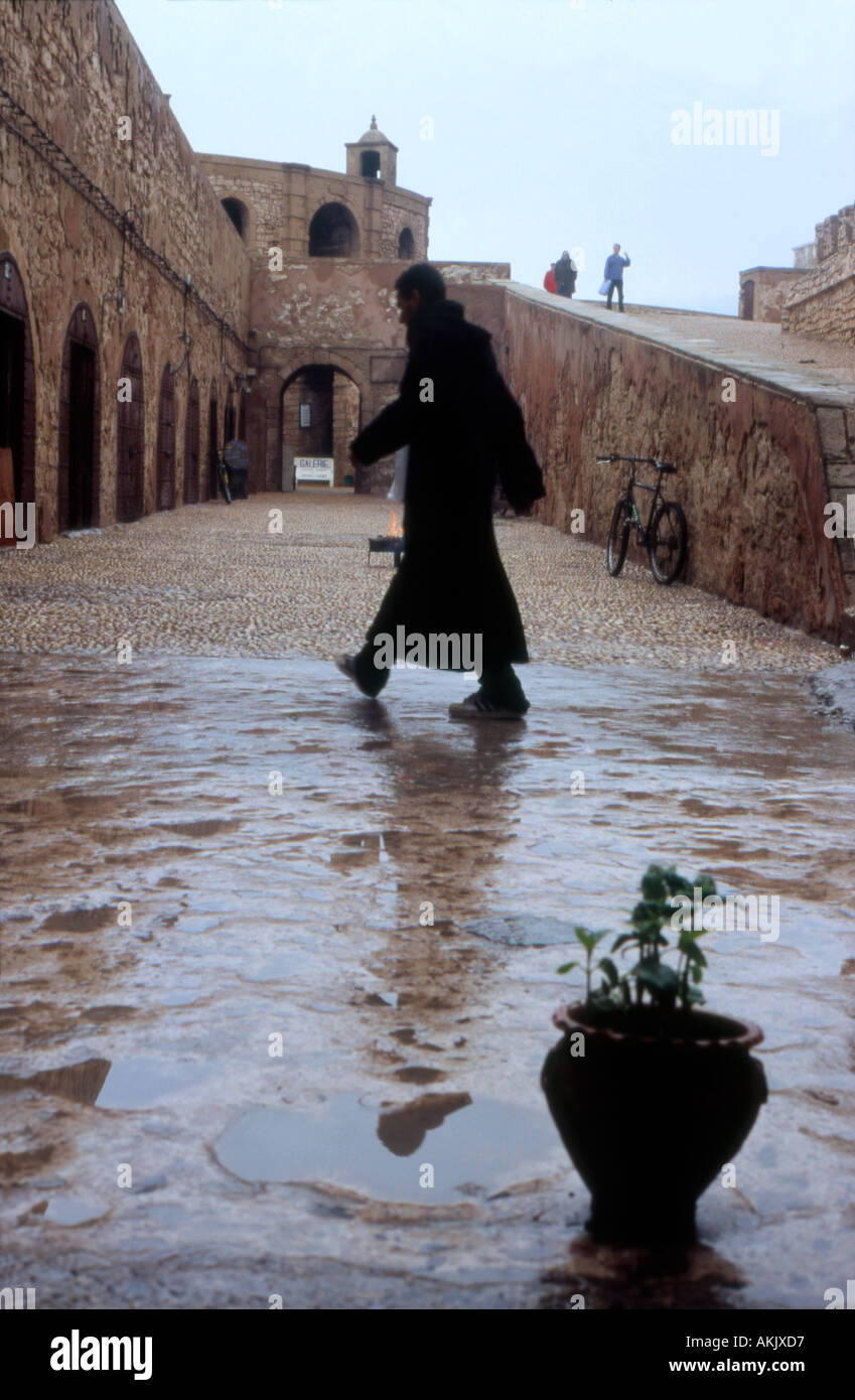 L'homme marchant sur Essaouira Essaouira Maroc Banque D'Images