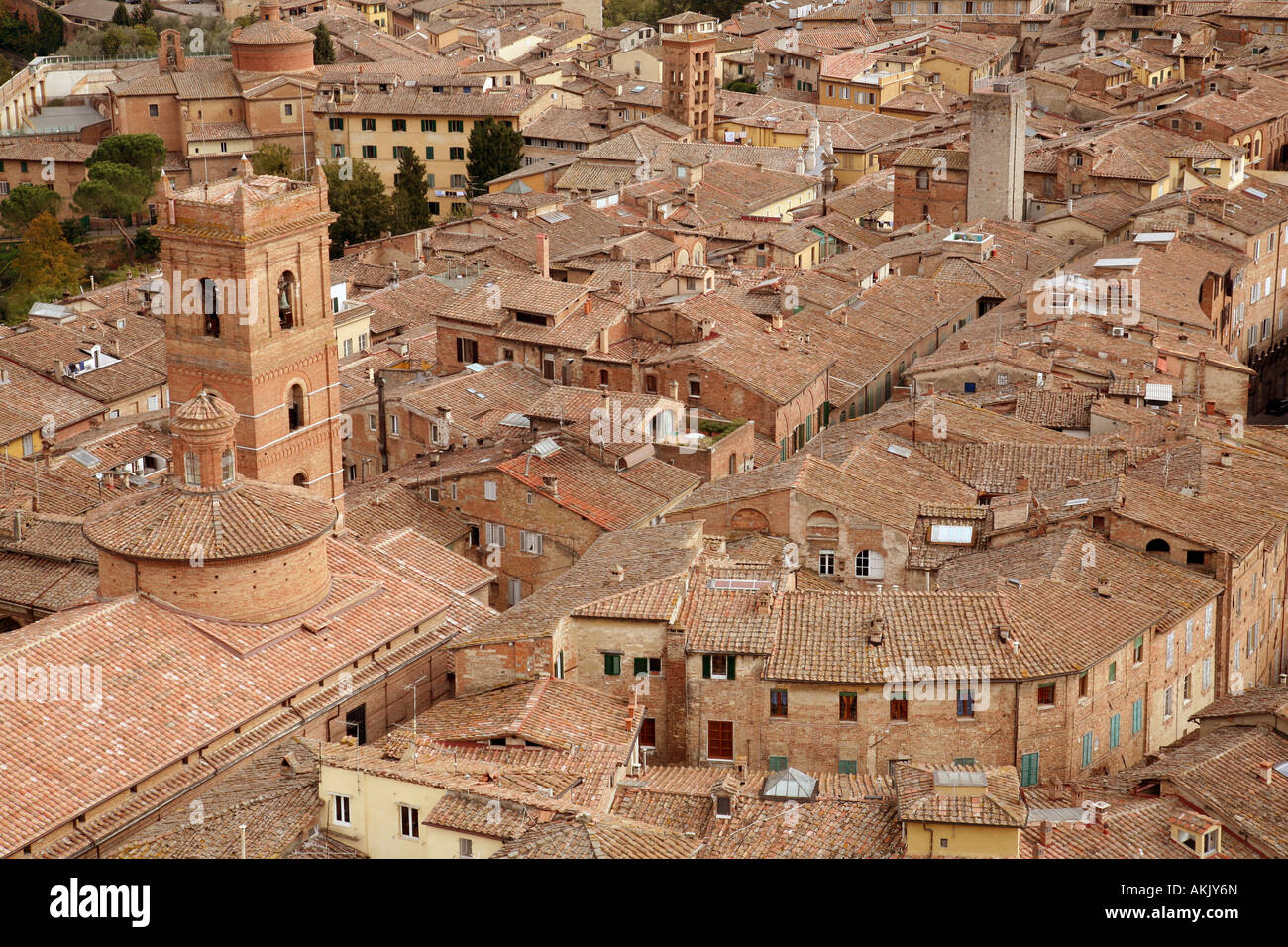 Les bâtiments au toit rouge, Sienne, Italie, vu de la "Torre del Mangia'' Banque D'Images