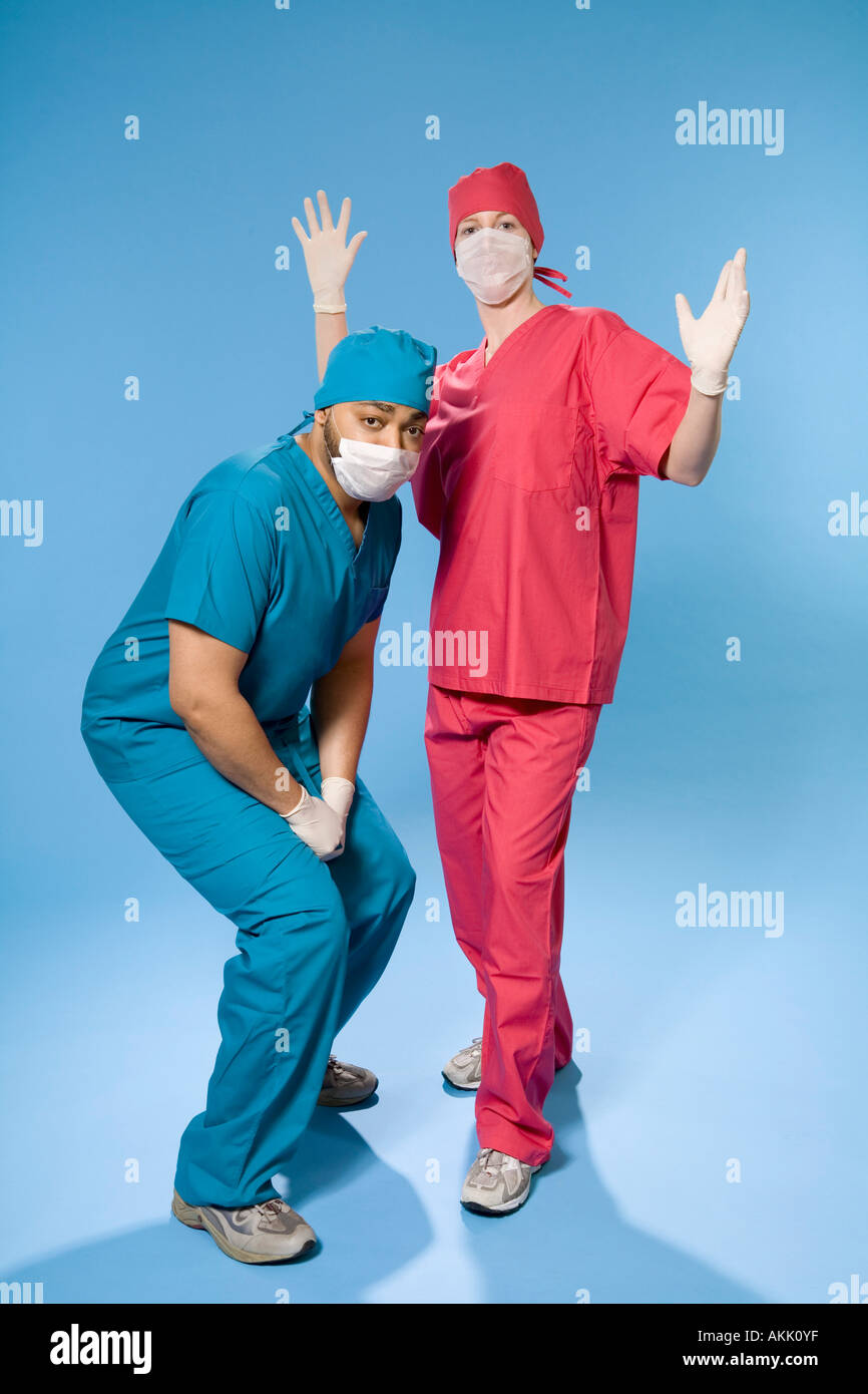 Portrait de deux médecins wearing scrubs Banque D'Images Portrait de deux médecins wearing scrubs Banque D'Images
