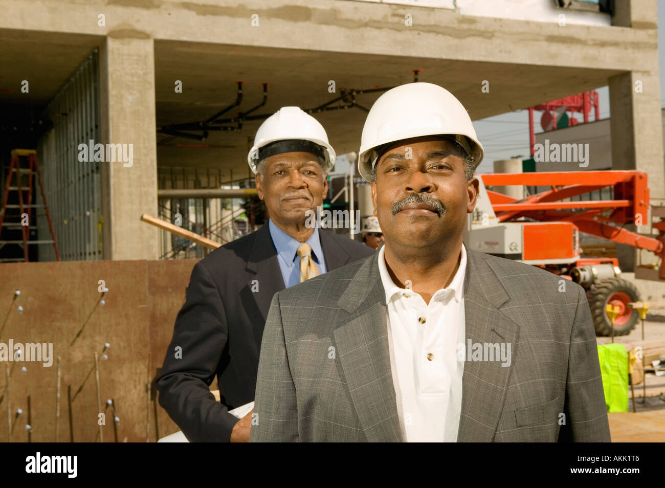 Portrait d'entrepreneurs at construction site Banque D'Images Portrait d'entrepreneurs at construction site Banque D'Images
