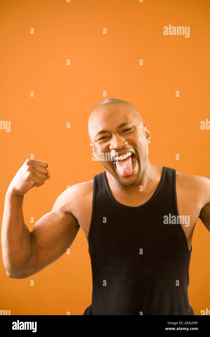 Portrait of man sticking out tongue Banque D'Images