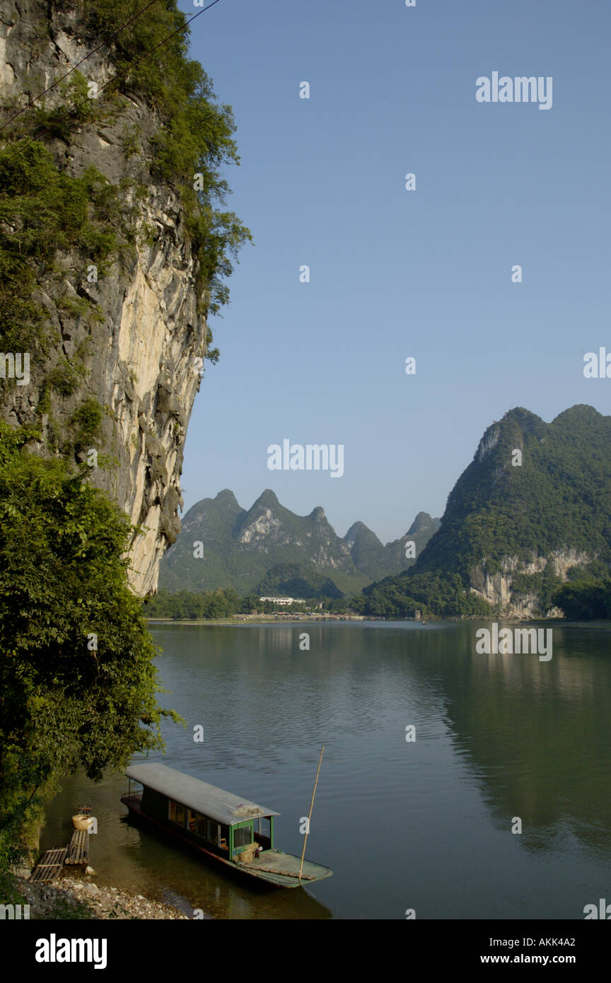 Bateau amarré sur les rives de la rivière Li en Xinping, Guangxi, Chine. Banque D'Images