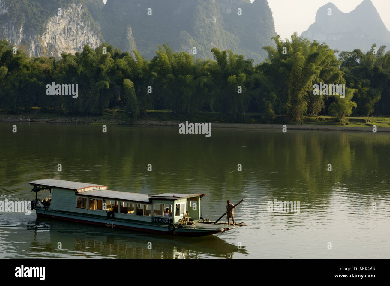 Chine Guangxi Xinping un bateau de tourisme de la navigation sur la rivière Li Jiang Banque D'Images
