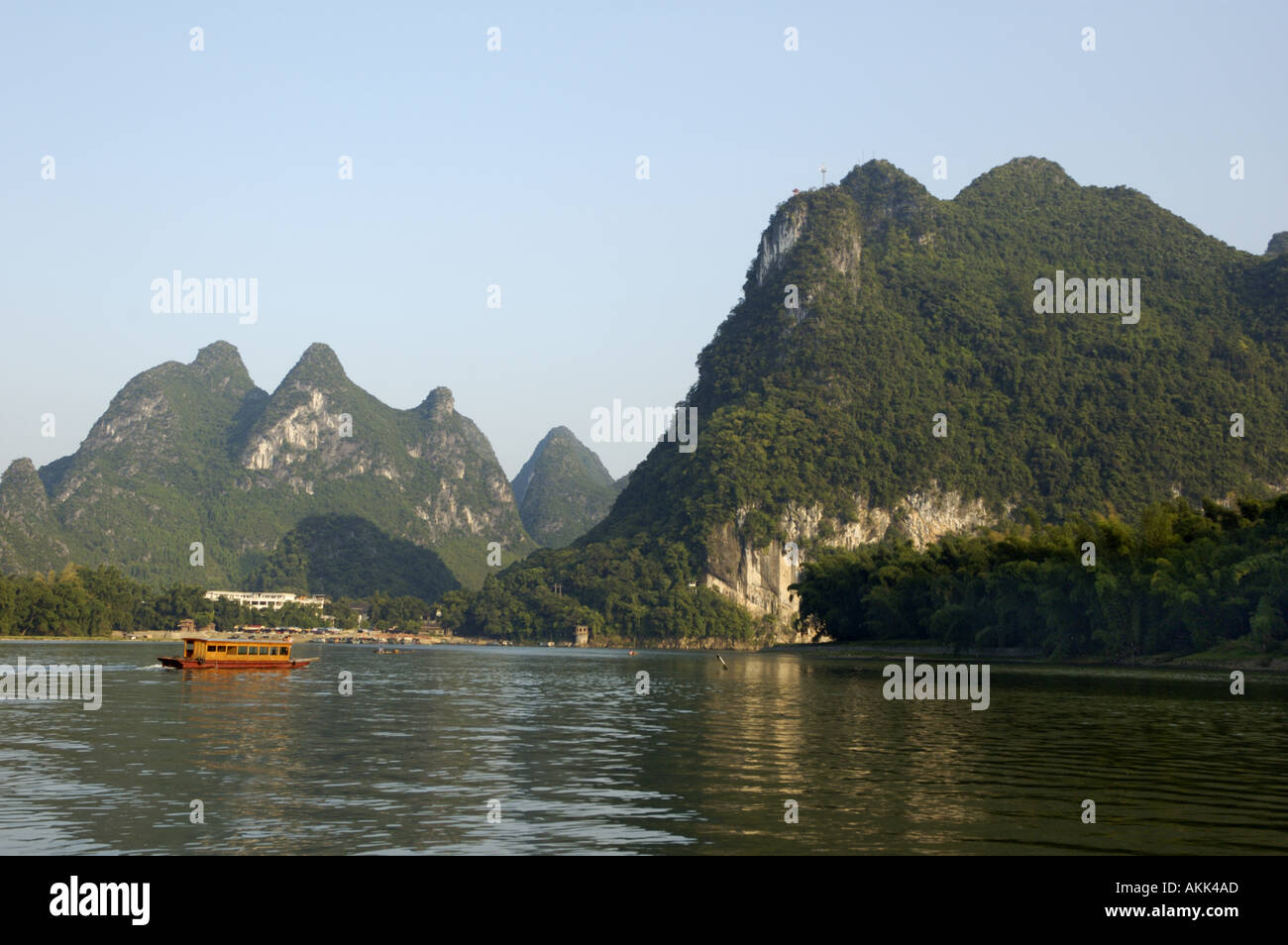 À l'échelle du rafting sur la rivière à la pierre calcaire des pics de montagne entre Xinping et Yangshuo, Guangxi, Chine. Banque D'Images