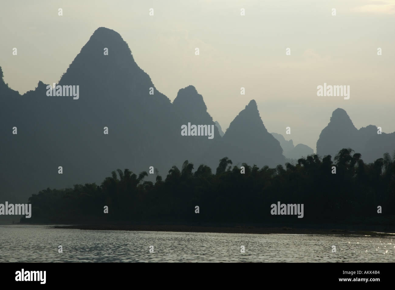 Chine Guangxi calcaire au coucher du soleil entre Xinping et Yangshuo sur Rafting sur la rivière Banque D'Images