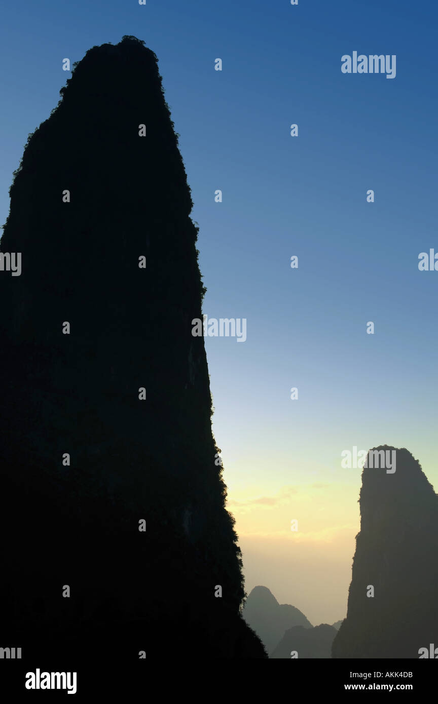 Sommets de montagnes de calcaire qui se profile entre Xinping et Yangshuo, Guangxi, Chine. Banque D'Images