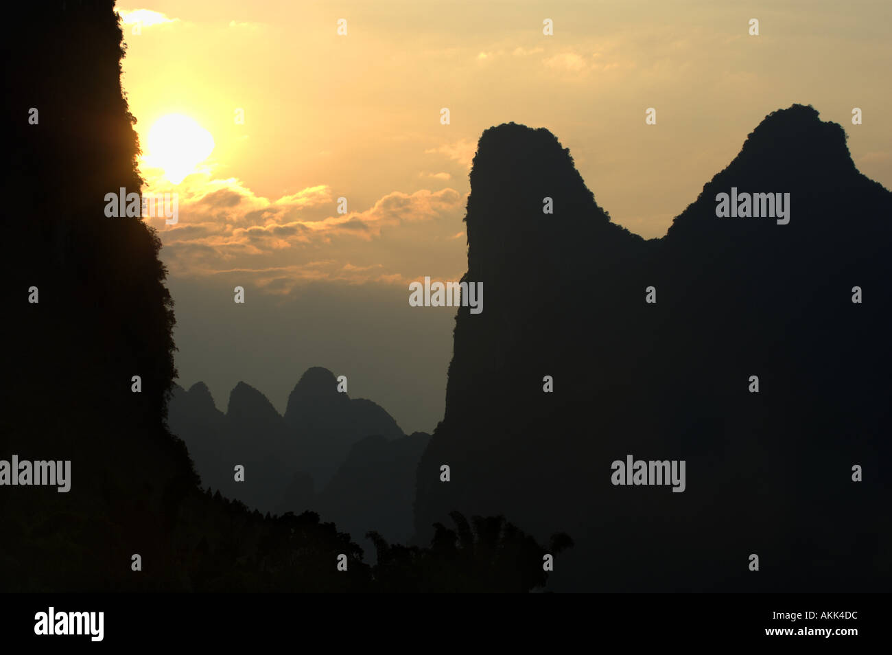 Chine Guangxi calcaire au coucher du soleil entre Xinping et Yangshuo sur Rafting sur la rivière Banque D'Images