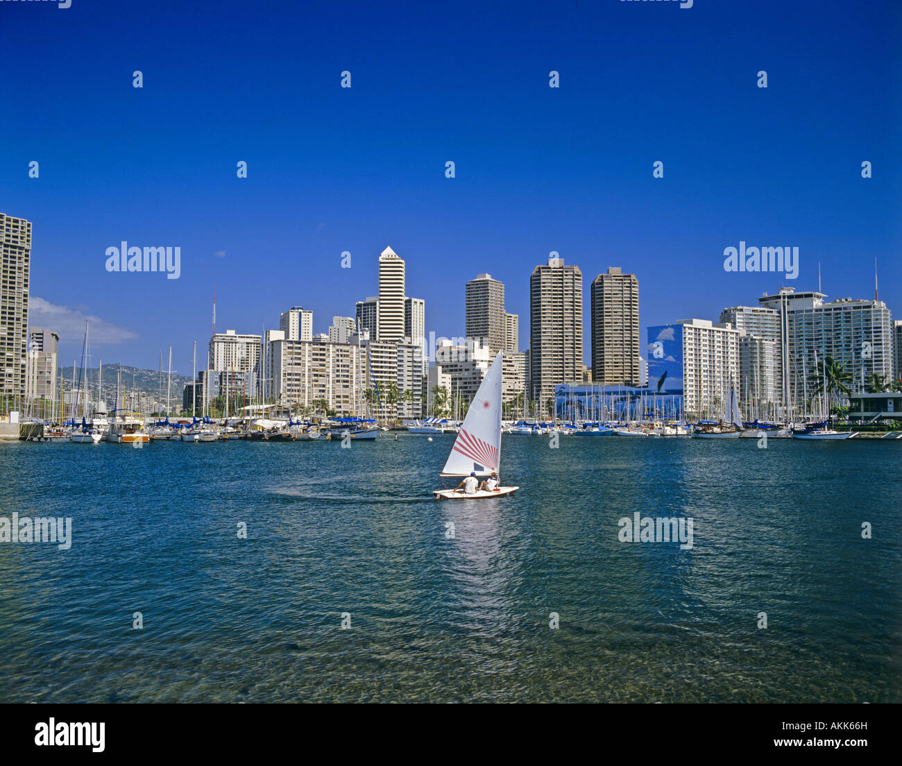 Cruising Yacht et gratte-ciel d'Honolulu Oahu Hawaii USA Banque D'Images