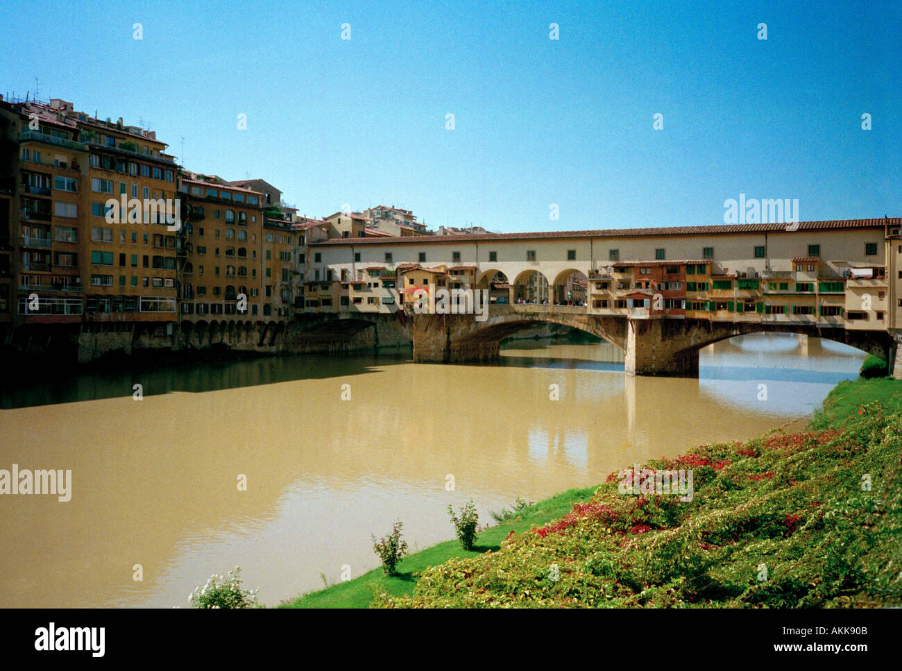 L'Arno brown de pluies fraîches avec le Ponte Vecchio à Florence Toscane Italie où les orfèvres et les bijoutiers font leur Banque D'Images