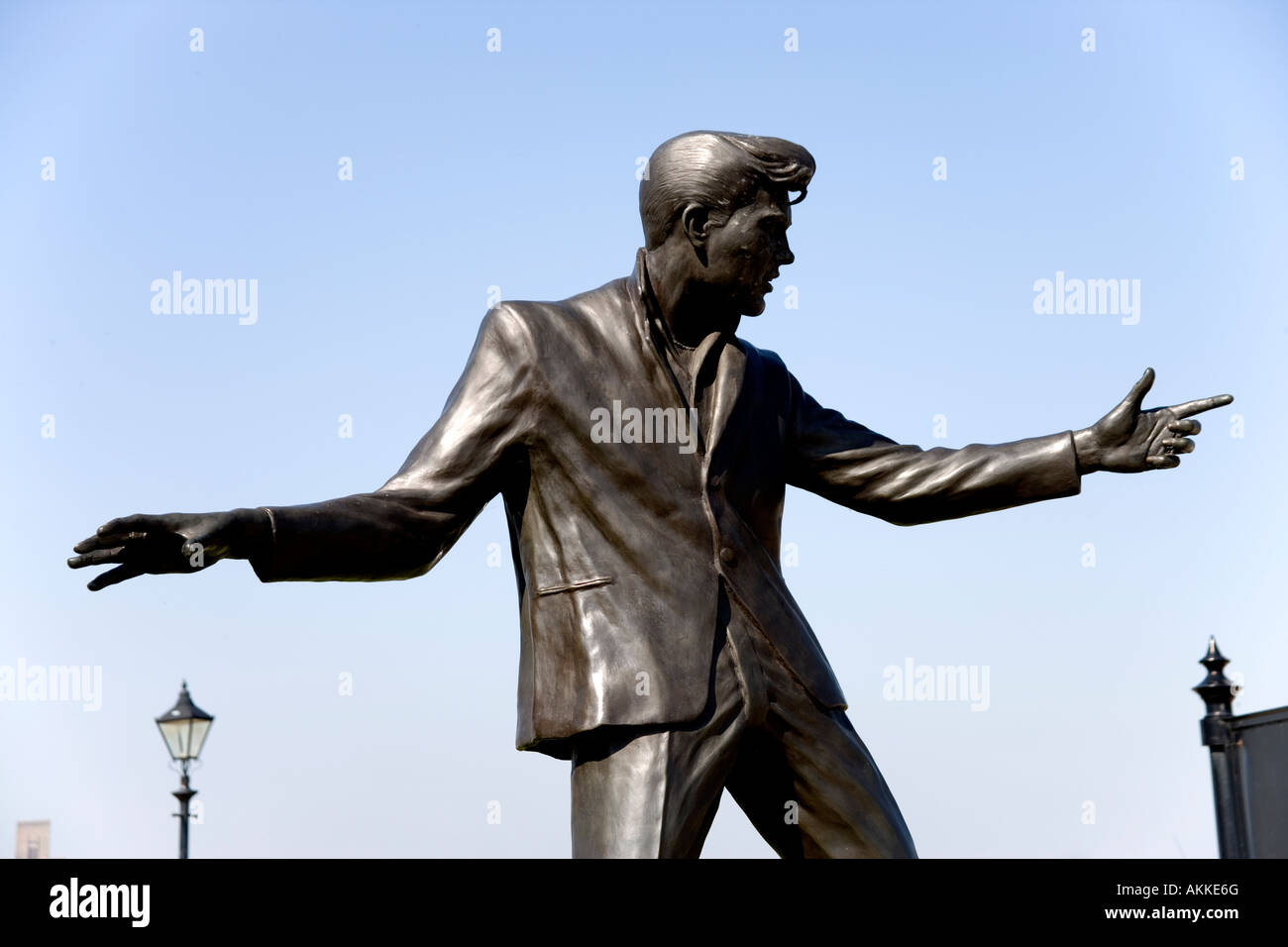 Statue de Billy Fury star du rock and roll des années 1960 par l'Albert Dock donnant sur la rivière Mersey, Liverpool, Angleterre Banque D'Images
