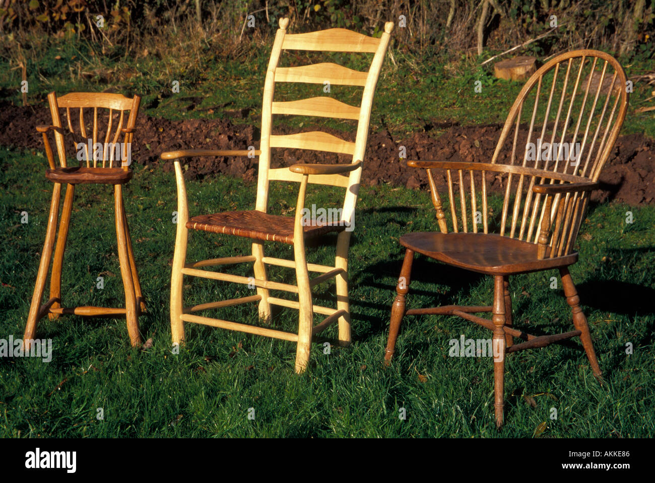 Des chaises faites par Mike Abbott taillis un artisan (de gauche à droite )  une chaise de bébé,Échelle à une chaise, Windsor Photo Stock - Alamy