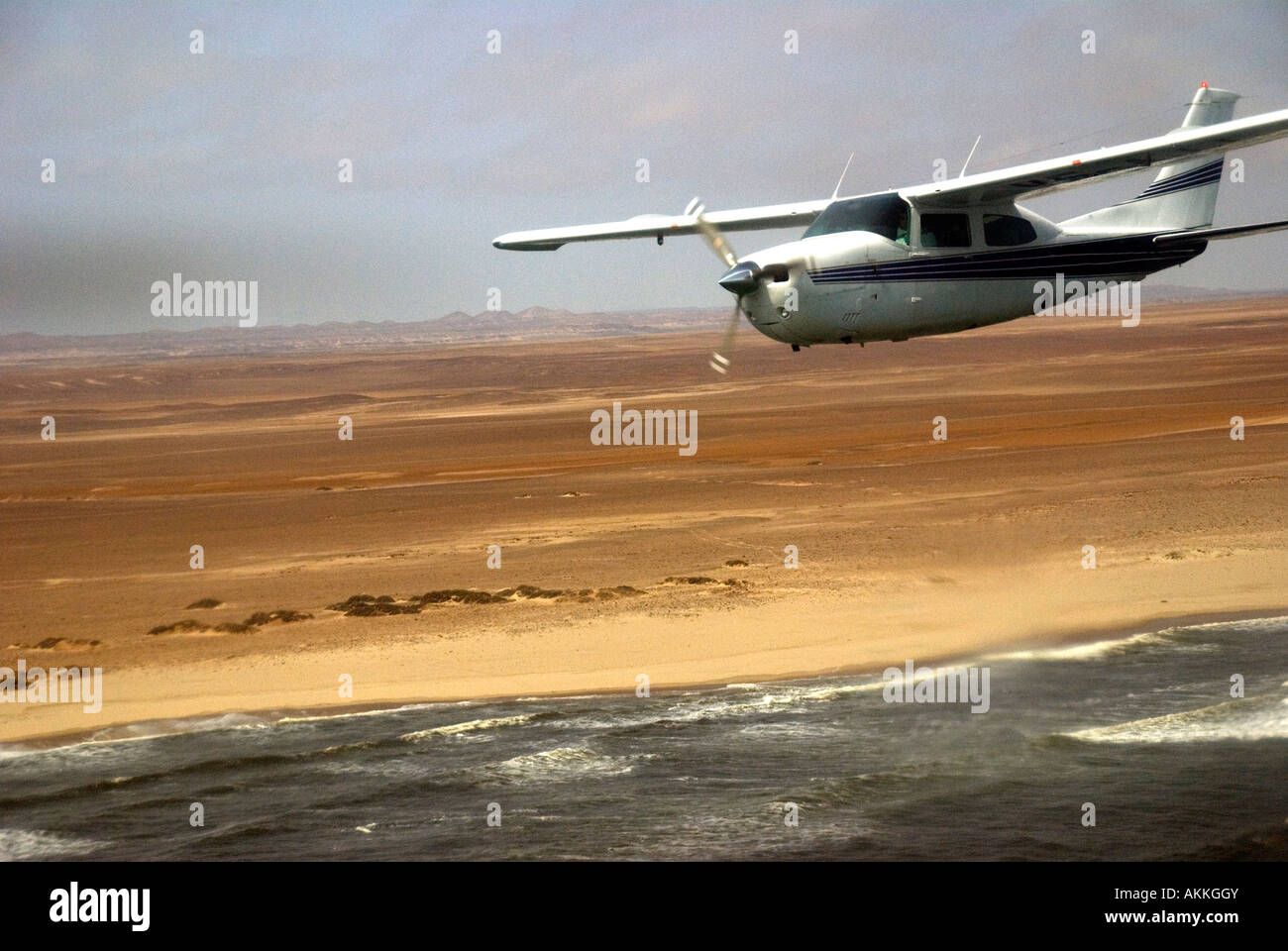 Petit avion volant le long de la Côte des Squelettes en Namibie Banque D'Images