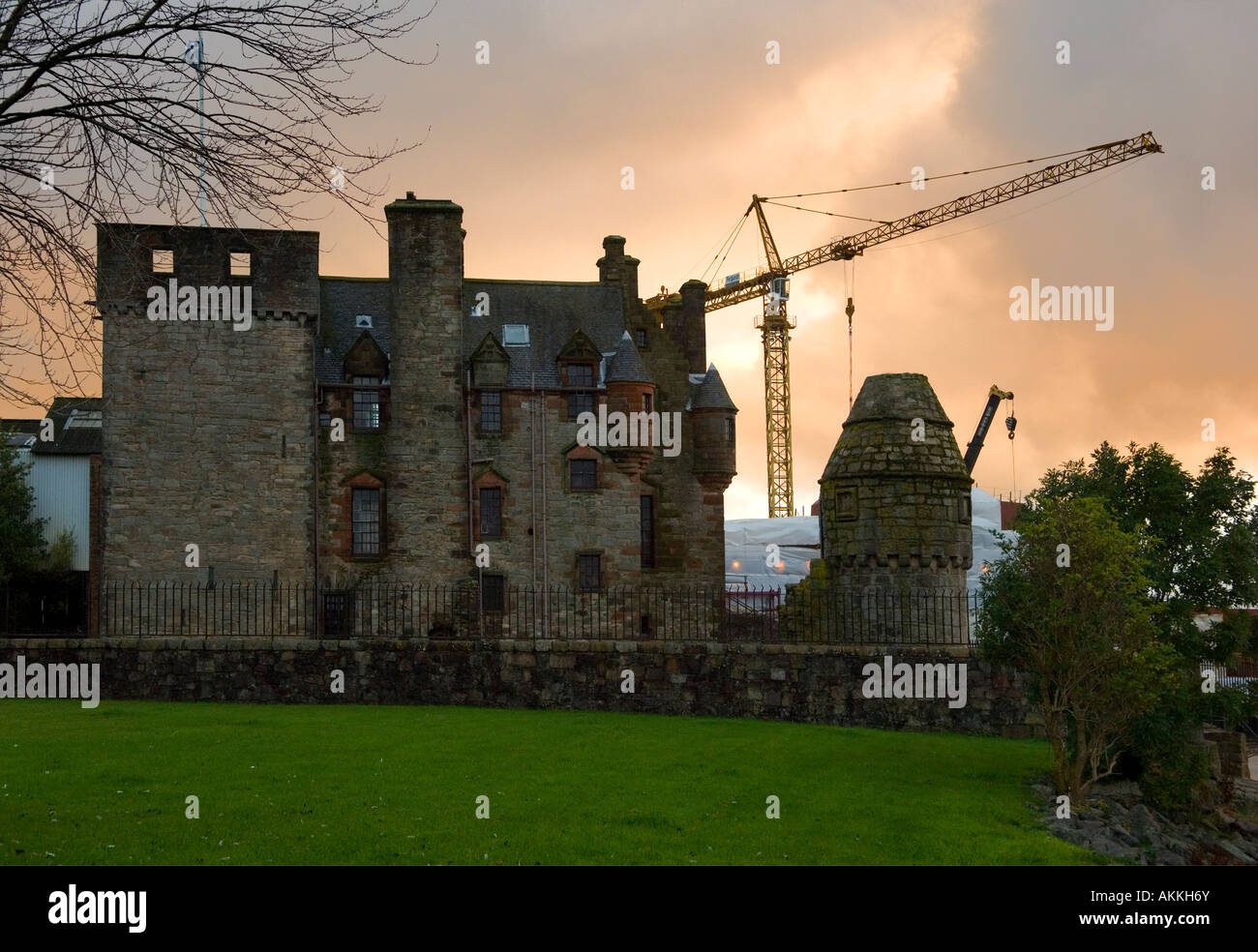 Château de Newark, Maxwells House, sur la rivière Clyde Glasgow en Écosse. Avec la construction en cours à l'arrière-plan. Banque D'Images