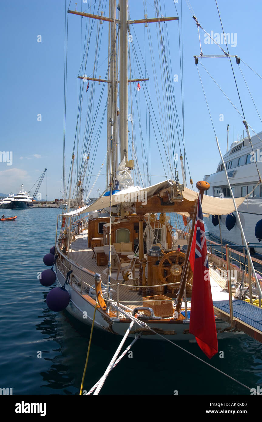 Yachts de luxe amarrés dans le port de Monte Carlo à Monaco sur la Côte d'Azur Banque D'Images