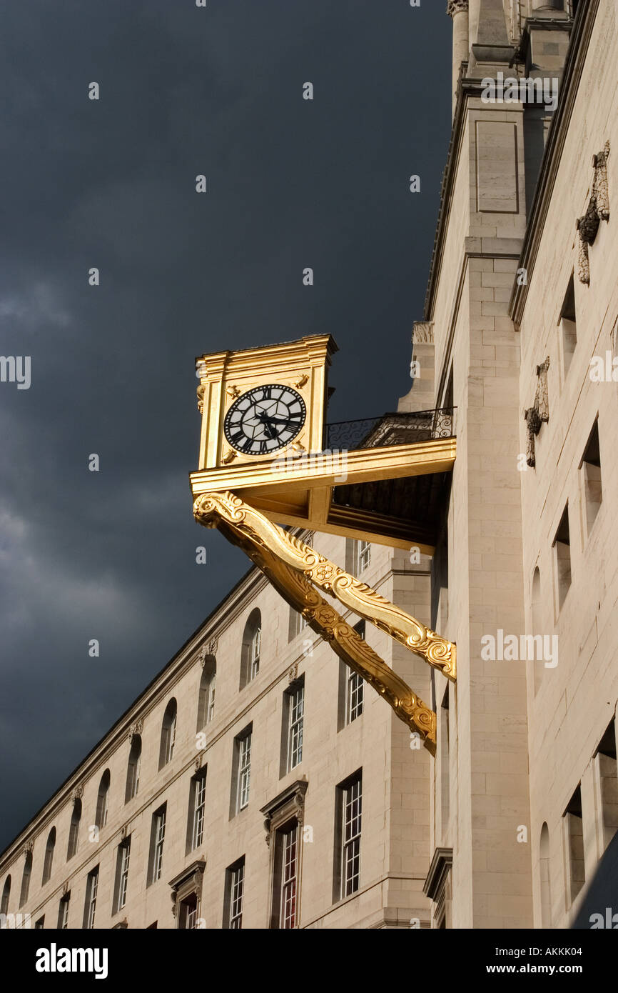 Soleil illumine le réveil d'or à la Leeds Civic Hall comme un orage d'Overhead Métiers West Yorkshire UK Banque D'Images