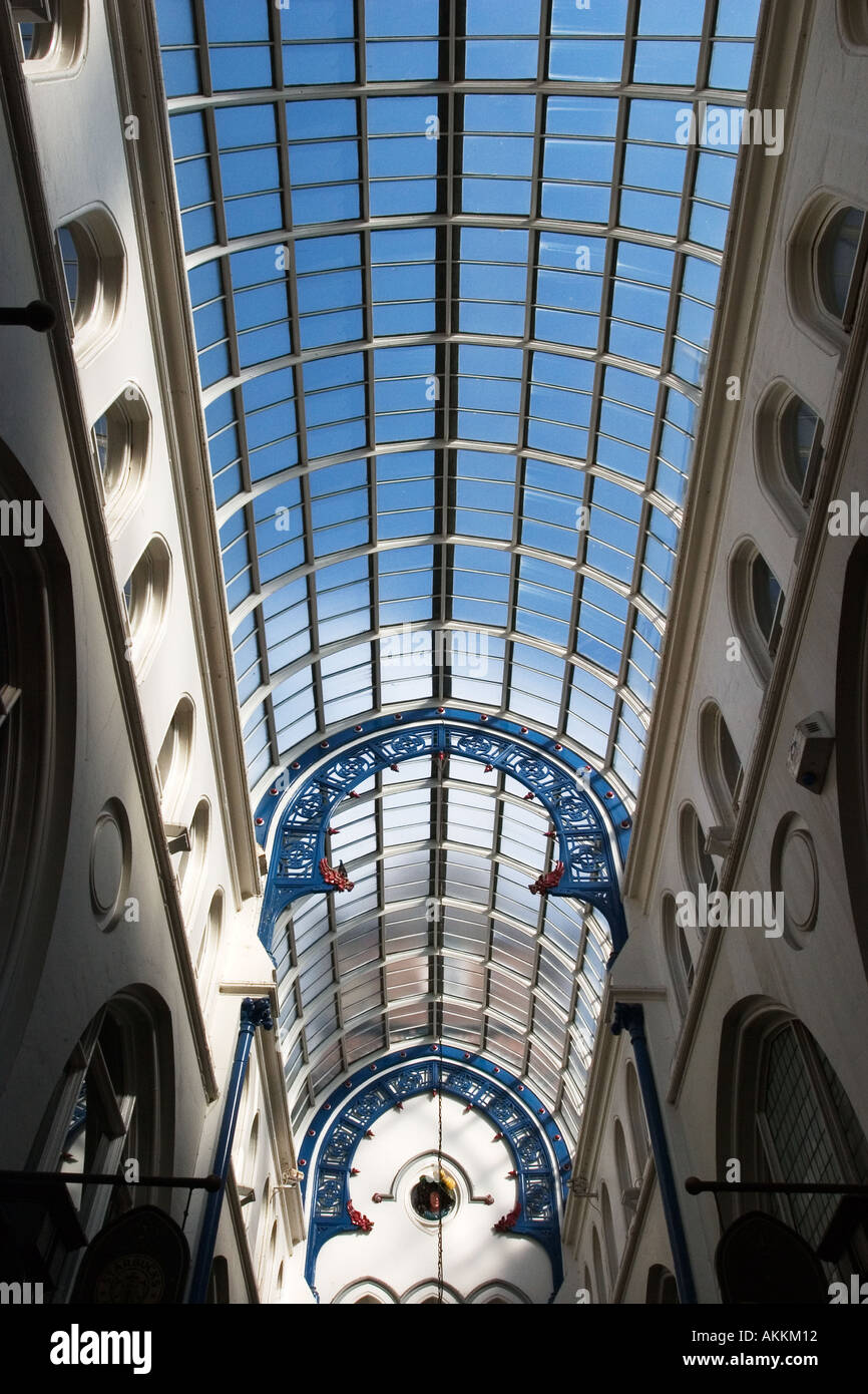 Ciel bleu à travers la vitre de toit sur Thorntons Arcade dans le quartier Victoria Leeds West Yorkshire Angleterre Banque D'Images