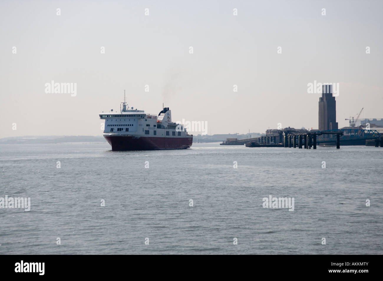 À Birkenhead Belfast ferry sur la rivière Mersey laissant Birkenhead du Royal Iris Ferry de Liverpool, en Angleterre Banque D'Images