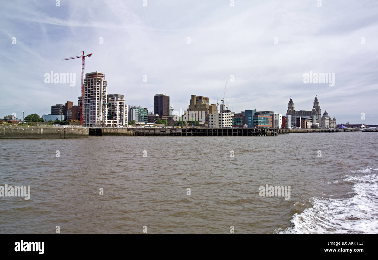 Liverpool Waterfront montrant le nouveau bâtiment de la régénération des bâtiments du foie Ferry Mersey Banque D'Images