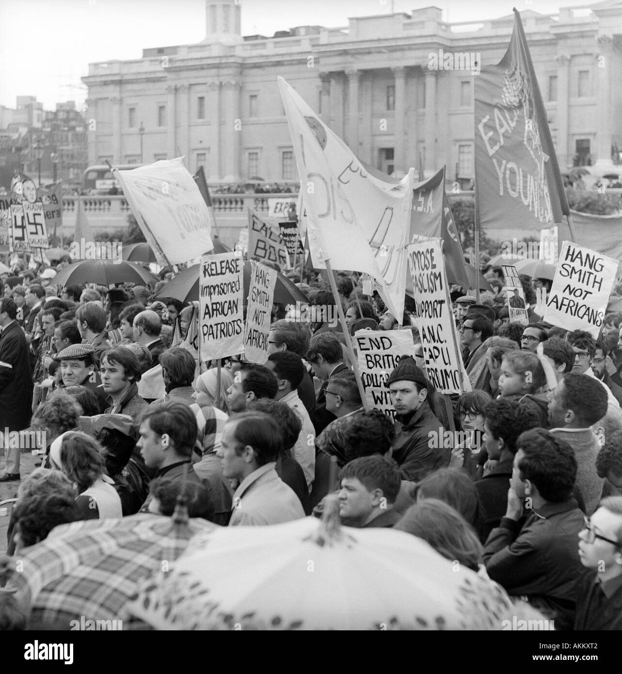 1968 Manifestation à Trafalgar Square, Londres pour protester à propos de Ian Smith's déclaration unilatérale d'indépendance de la Rhodésie. Banque D'Images 1968 Manifestation à Trafalgar Square, Londres pour protester à propos de Ian Smith's déclaration unilatérale d'indépendance de la Rhodésie. Banque D'Images