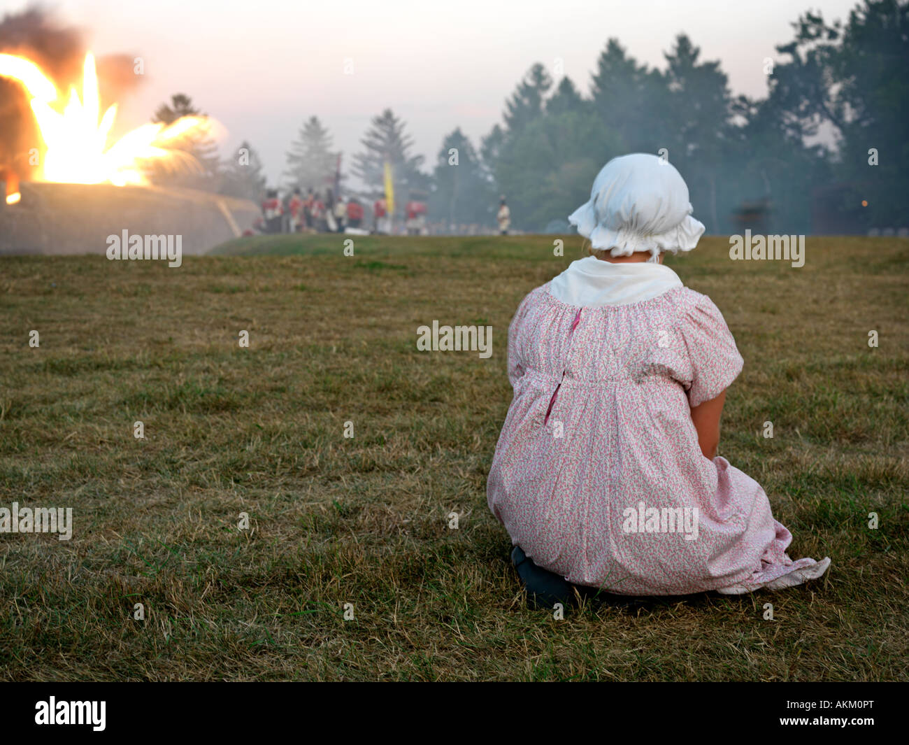 Canada Ontario Old Fort Erie Fort Erie de reconstitution Guerre de 1812 jeune en costume d'explosion de bataille regardant Banque D'Images