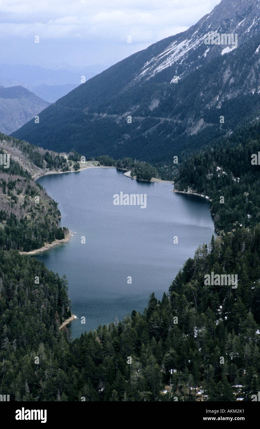 Le lac pittoresque de l'Estany de Sant Maurici dans le parc national Aigüestortes Pyrénées Catalogne Espagne Banque D'Images