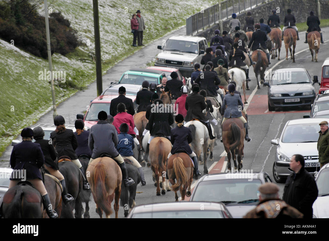 Llangeinor Hunt de monter jusqu'à l'origine du trafic routier d'attente lors de leur assemblée annuelle, Boxing Day répondre à Blackmill près de Bridgend UK Banque D'Images