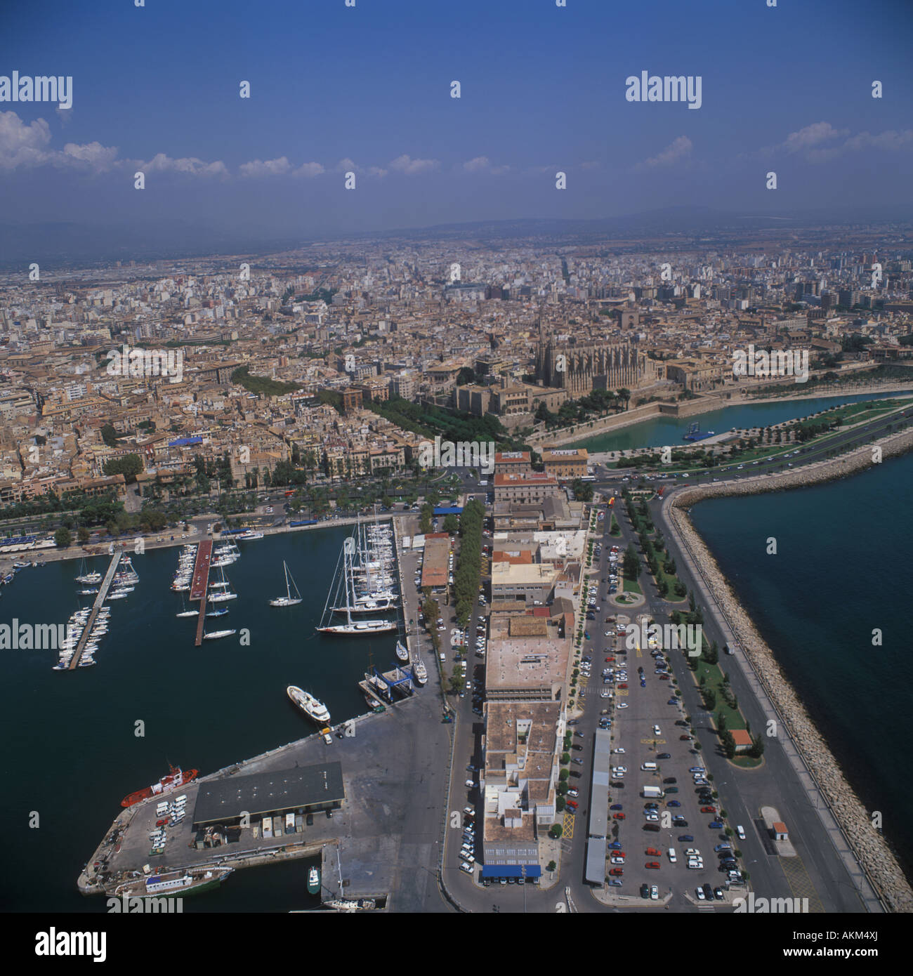 Vue aérienne sur la ville de Palma de Mallorca avec Cathédrale gothique, Vieux Port, parc de loisirs et de quai commercial. Banque D'Images