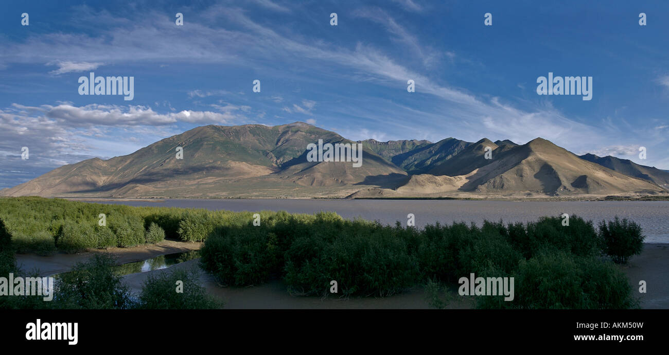 Vue panoramique d'un Tibétain vista en route de Luzhou au monastère de Samye au Tibet. Lhasa River Banque D'Images