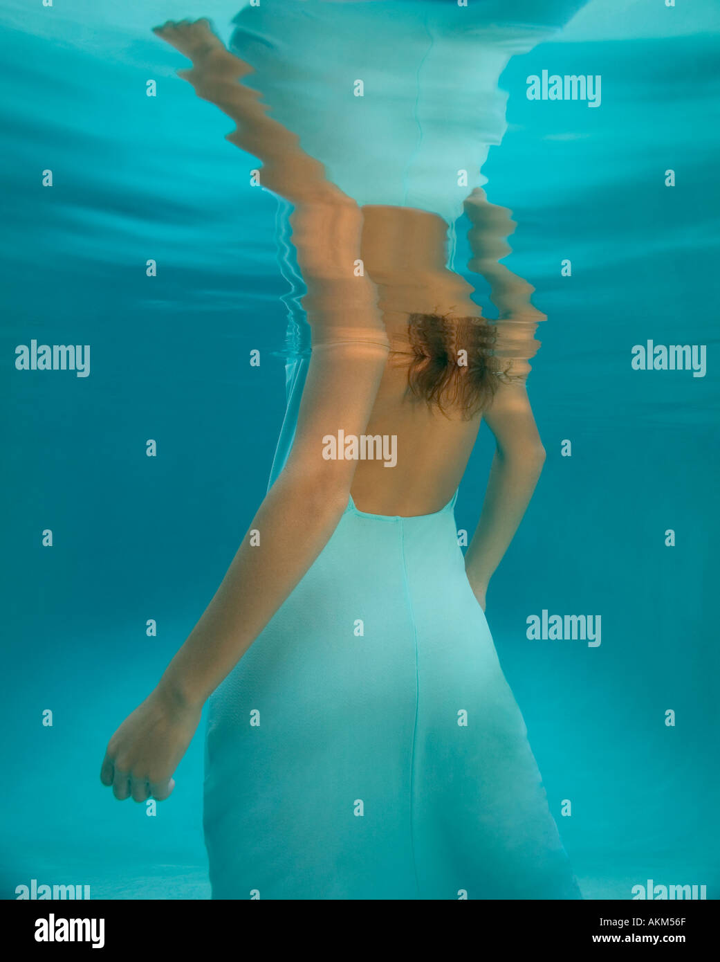 Femme en robe bleue underwater Banque D'Images