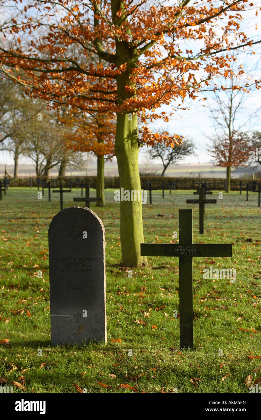 Juif et chrétien Première Guerre mondiale tombes allemandes à Achiet le Petit sur le champ de bataille de la somme dans le nord de la France Banque D'Images