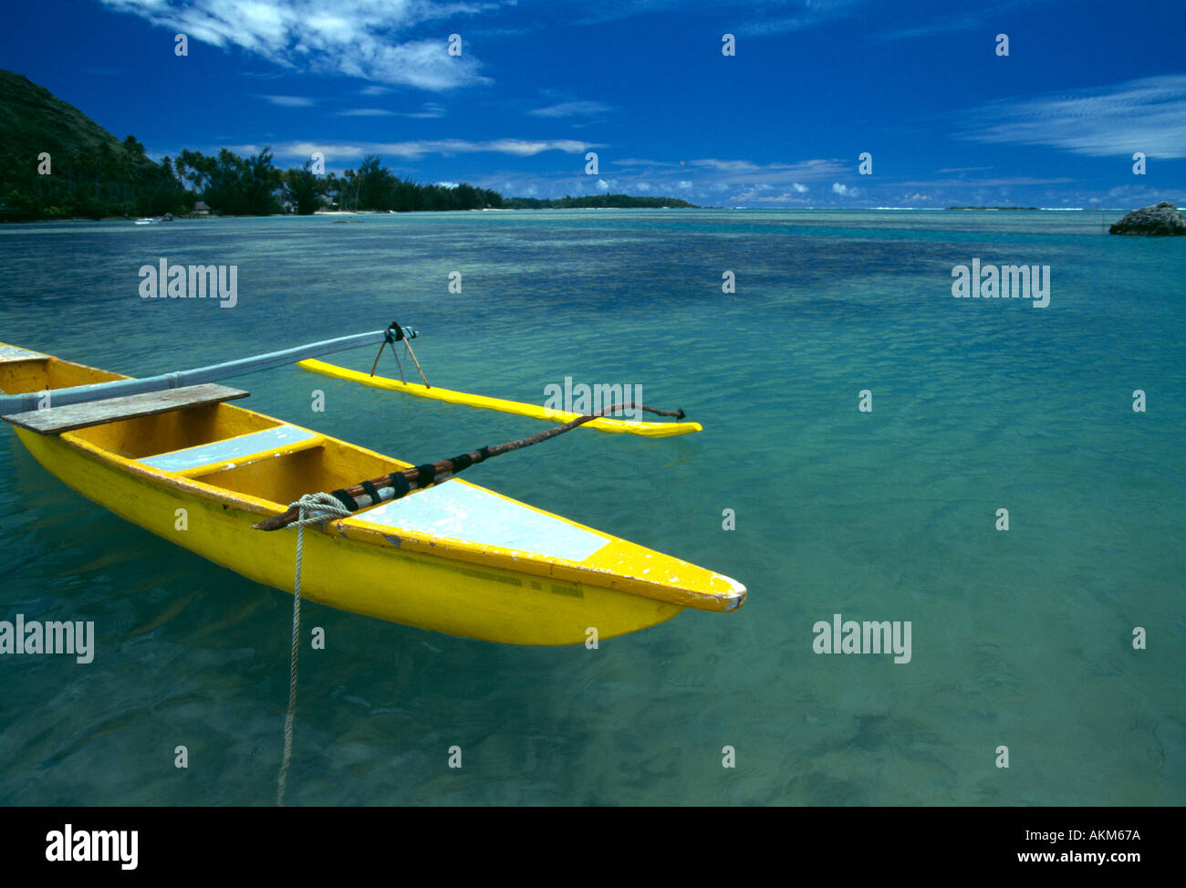 Moorea Polynésie Française pirogue jaune flotte dans un ciel bleu avec de l'eau verte Banque D'Images