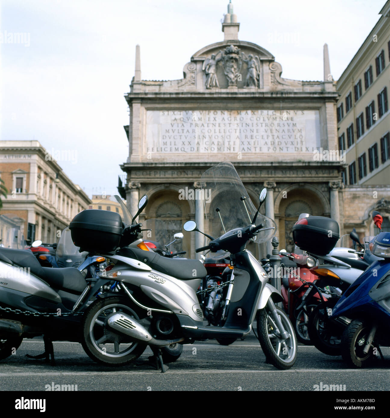 Cyclomoteurs stationnés et verrouillé par une chaîne de sécurité dans une rue de Rome Italie KATHY DEWITT Banque D'Images