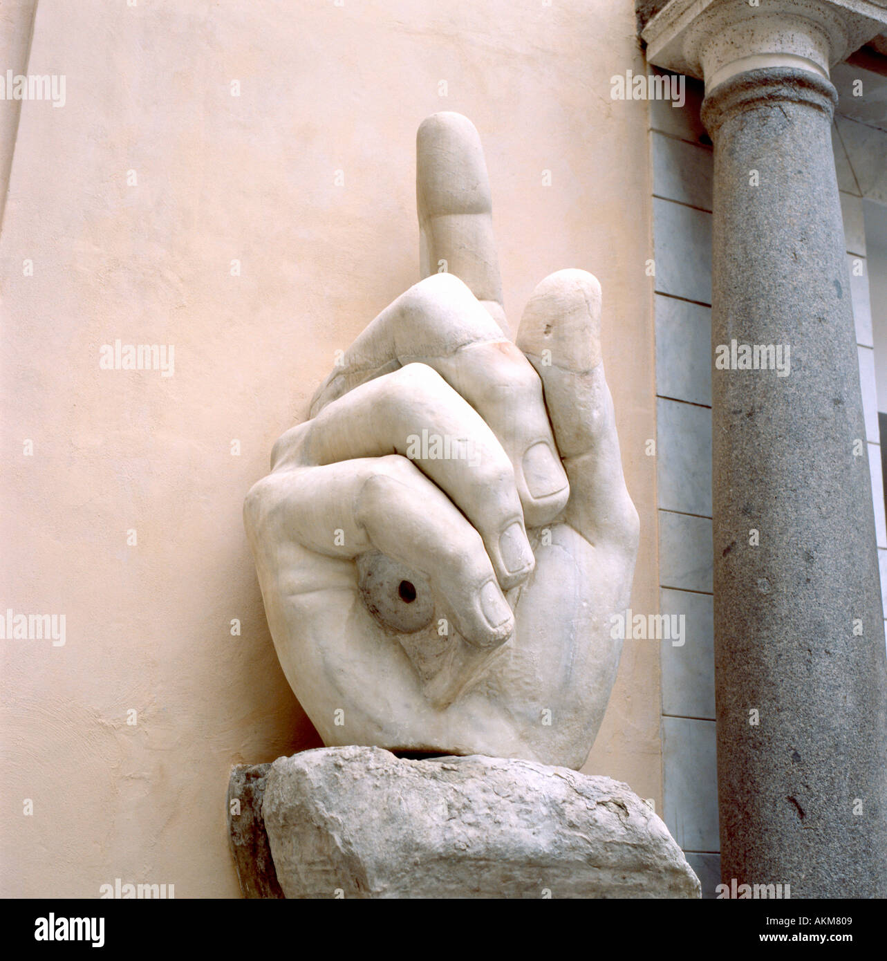 La statue en marbre de la main géante de l'empereur Constantin au Palazzo dei Conservatori au Musée du Capitole à Rome Banque D'Images