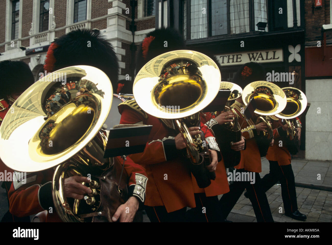 Musique de la Coldstream Guards marchant avec tubas Shrewsbury Shropshire England UK Banque D'Images