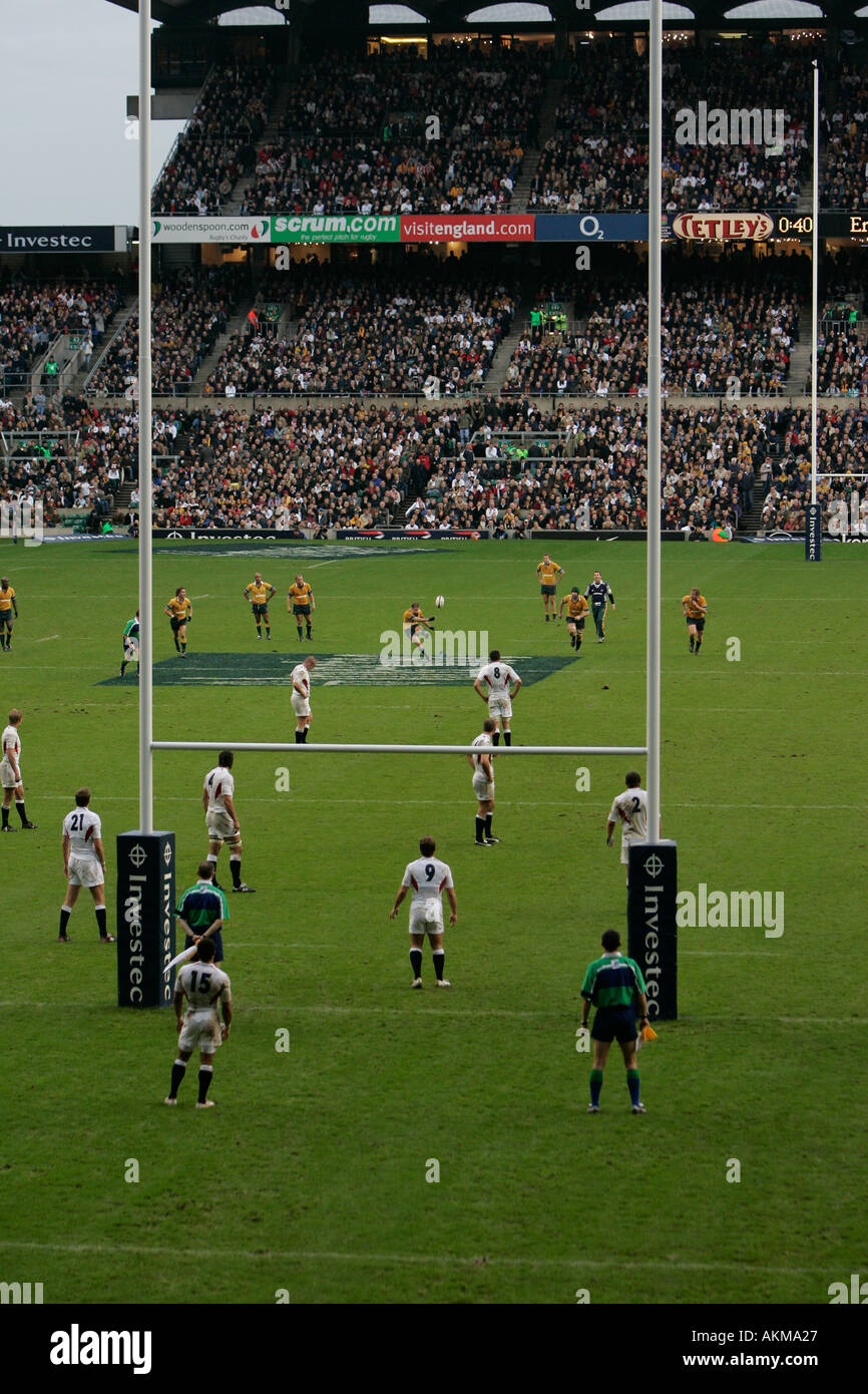 2004 stade de rugby de Twickenham Angleterre contre l'Australie de la conversion par Matt Giteau Banque D'Images