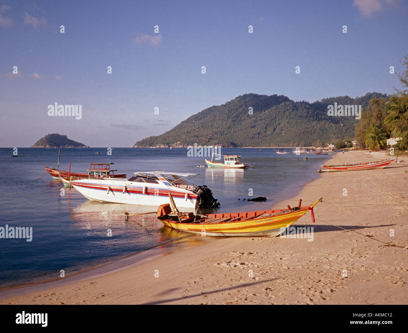 Thaïlande Ko Tao bateaux sur la plage de Haad Ban Mai Banque D'Images