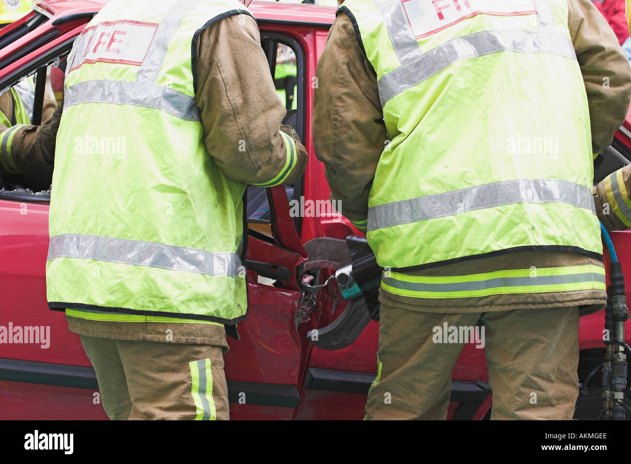 Les services d'urgence Utiliser un cutter hydraulique pour traiter un conducteur blessé dans un accident de voiture formation scénario exercice pour l'alcool au volant Banque D'Images