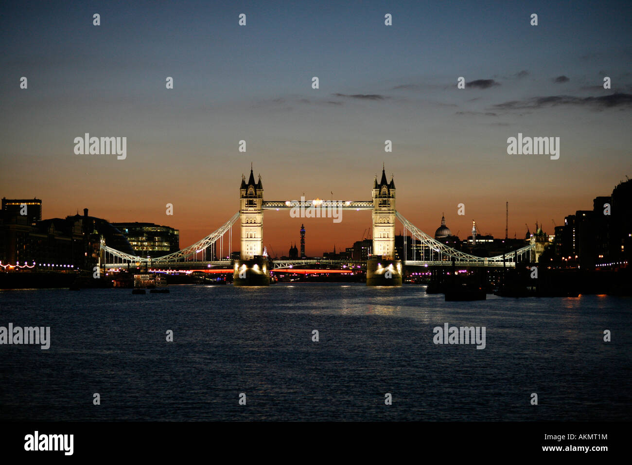Tower Bridge de nuit. Angleterre Londres Banque D'Images
