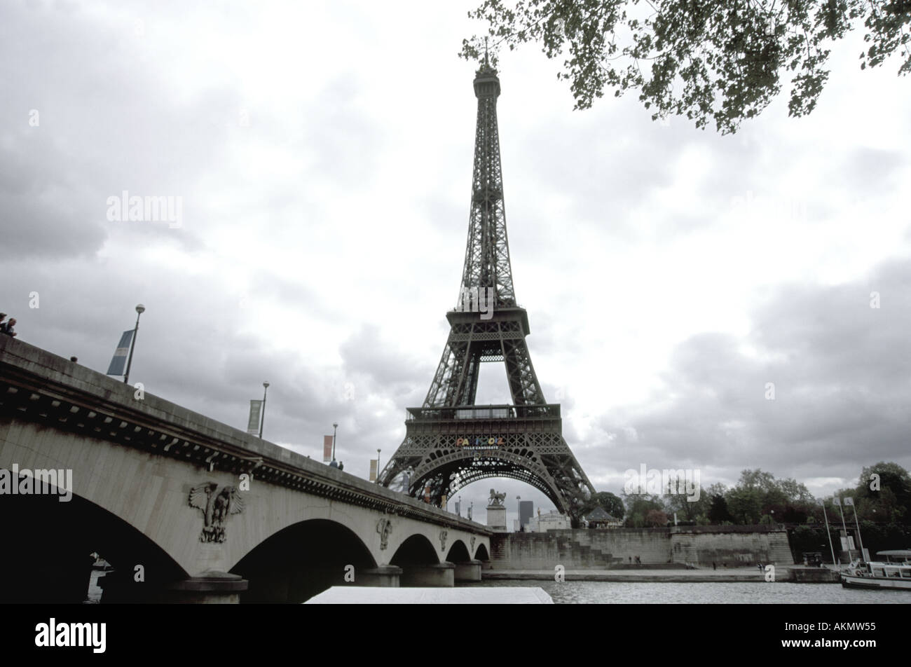 La Tour Eiffel se détache sur un ciel de printemps gris Banque D'Images