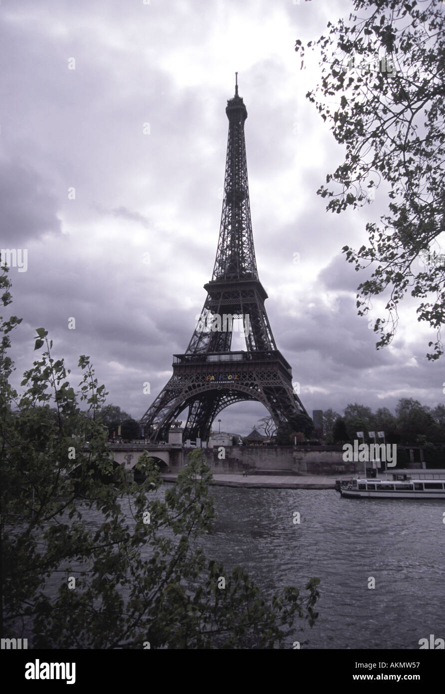 La Tour Eiffel s'élève au-dessus de toits de Paris en silhouette Banque D'Images