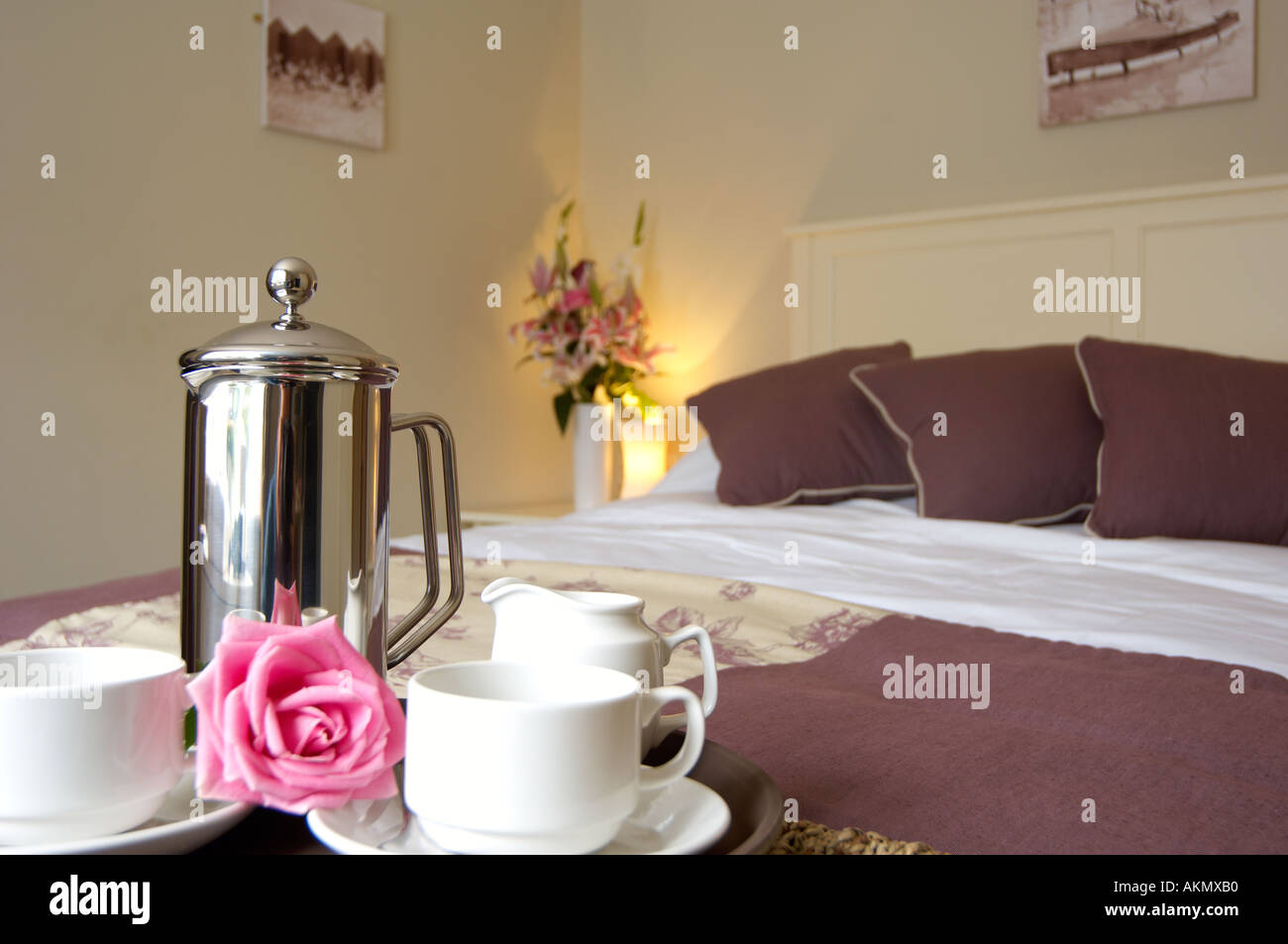Le café du matin dans la chambre d'hôtel avec rose Banque D'Images Le café du matin dans la chambre d'hôtel avec rose Banque D'Images