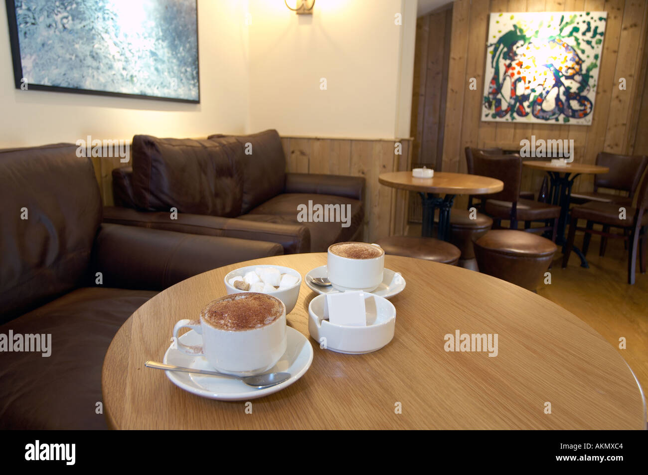 Table avec des tasses à café Banque D'Images Table avec des tasses à café Banque D'Images