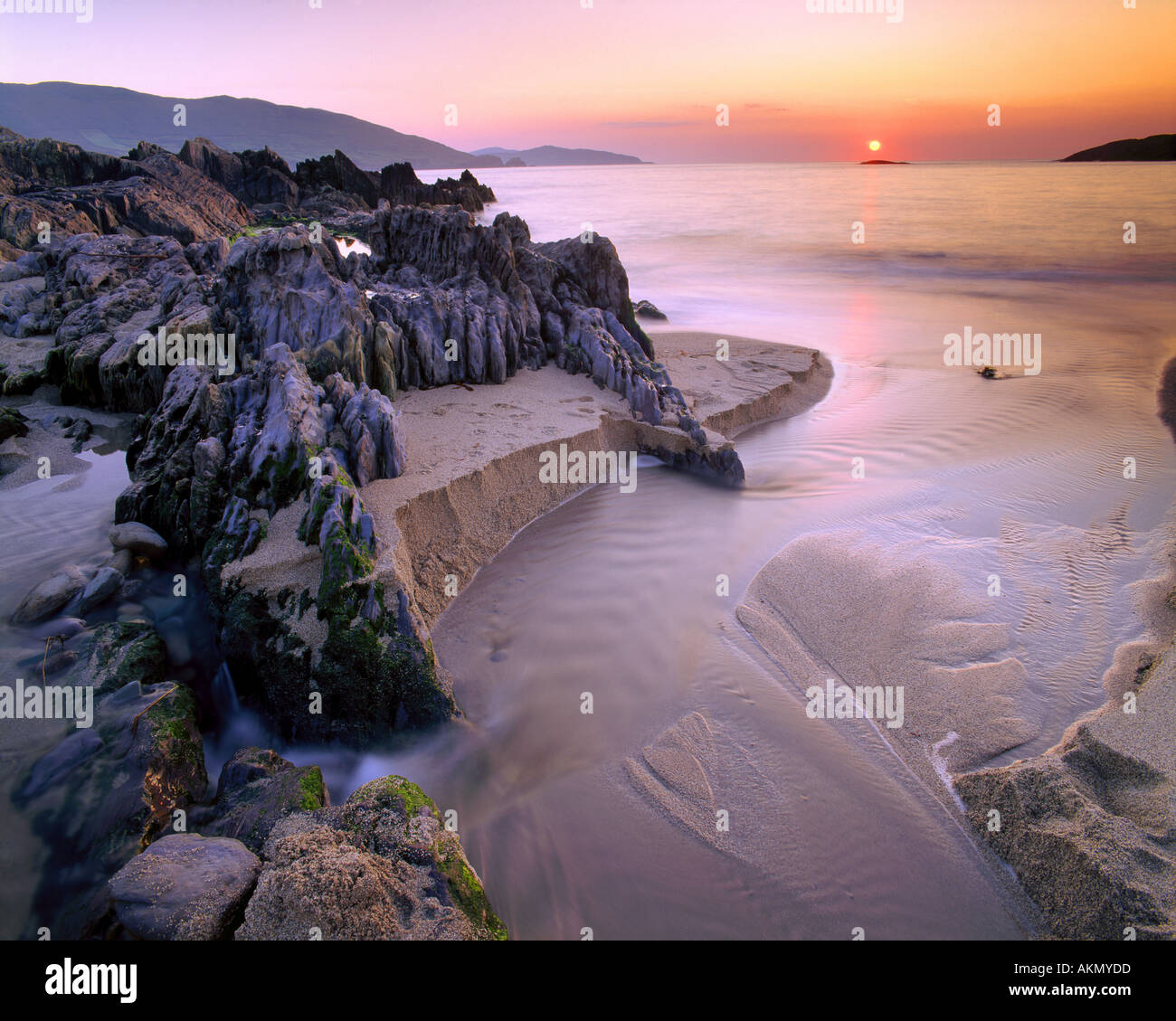IE - CO.CORK : Coucher de soleil sur la baie d'Allihies Banque D'Images