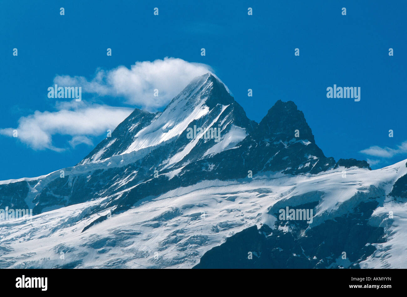 Streaming nuage de la crête d'une montagne dans les Alpes suisses La Suisse Banque D'Images