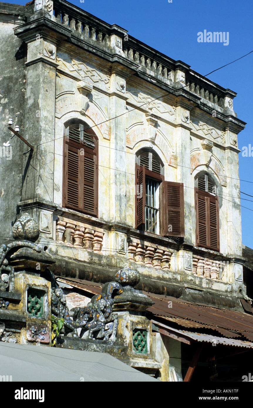 Vieilles maisons en style colonial français Nguyen Thai Hoc St, Hoi An, Viet Nam Banque D'Images